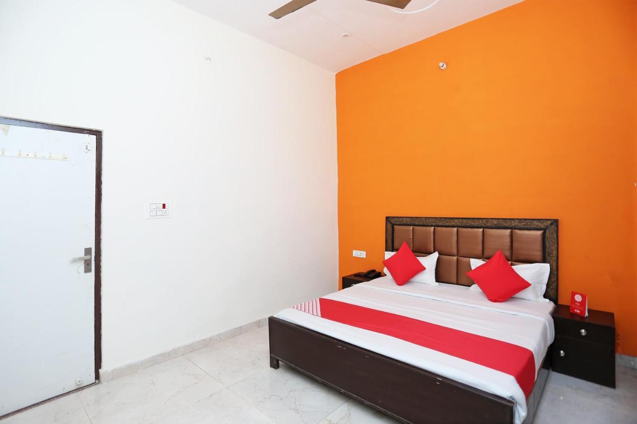 Oyo 29517 Hotel Barsana Palace Chhata Екстериор снимка
