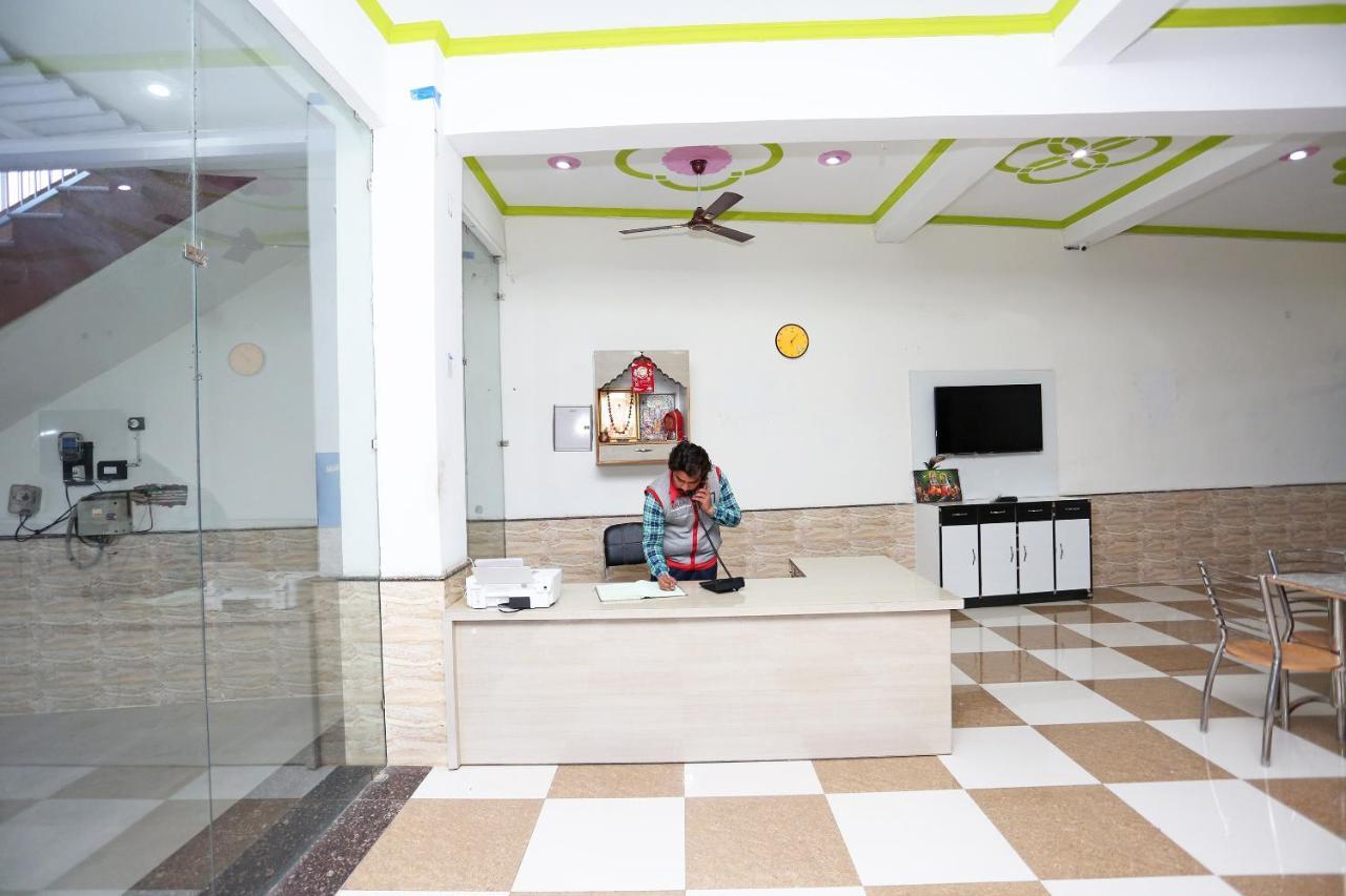 Oyo 29517 Hotel Barsana Palace Chhata Екстериор снимка